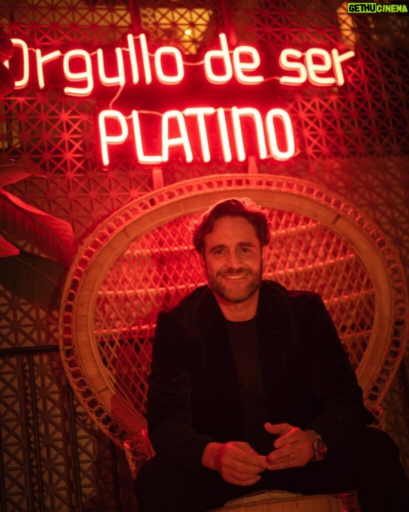 Michel Brown Instagram - Recuerdos de un a buena noche !!! Gracias @premios_platino @lula_duhalde @granviacomunica 🎙️🎭🎉