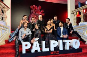 Michel Brown Instagram - Que gran noche pasamos, gracias a todo el tremendo equipo de @netflixlat que hicieron posible este gran festejo !!!!
@carolinalecontemejia @pacoramosq 
María camila , tomas y todo su equipo 🫀🫀🫀#pálpito