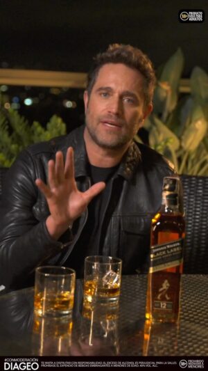 Michel Brown Instagram - #Publicidad Cuéntenme, ¿ustedes cómo celebran San Valentin? yo junto a la persona que amo y con @johnniewalker.col 
Brindemos por los momentos icónicos que nos da la vida. 
#KeepWalking
#MomentosBlack

 El exceso de alcohol es perjudicial para la salud. Prohíbase el expendio de bebidas embriagantes a menores de edad. Johnnie Walker 40% vol. alc.
#amoryamistad