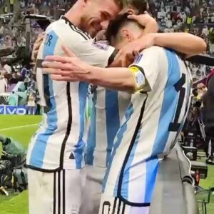 Michel Brown Instagram - “Vivimos en un mundo y en un pais dónde las alegrías no son muy frecuentes, de manera que ilusionarse con los partidos, no está tan mal.

Pero, si uno tiene un ataque de realismo, y dice: “Bueno, vamos a ver cómo es esto...” y se da cuenta de que la vida va a seguir mas o menos igual, gane o pierda Argentina... entonces, ¿Sabe qué? El fútbol nos sirve más...

Si uno no tiene esa ilusión, al menos por un rato... si vos te sentas en la tribuna y decis, bueno: “Ojalá gane Argentina, pero si pierde, yo voy a estar igual que ahora, y si gana, no voy a estar mejor, mi vida tendrá la misma duración, estaré siempre sujeto a que me pasen cosas más o menos desagradables”...

Eso es igual a lo que decía Coleridge 🇬🇧 (1772 - 1834). El amigo Coleridge decía que: “Para disfrutar el fenómeno artístico había que tener fe poética y suspender la incredulidad”.

Entonces, cuando vos ibas al teatro no decías: “No, no, en realidad este señor no se ha muerto, porque es un actor, no es el Rey de Dinamarca... es un actor y en realidad está vivo, y cuando termine la obra, van a ir todos a la esquina a comer pizza”.

Entonces, tenes que suspender la incredulidad, tenes que creértelo, aunque sea por un ratito.

Cuando vas al cine, sabes que son fotografías, que en realidad ni siquiera de mueven, que la retina, etc. etc.

Coleridge decía: “hay que suspender la incredulidad, cuando uno va al cine, cuando uno lee poesía” y yo agrego, cuando uno va a ver un partido de fútbol. 

Hay que suspender la incredulidad y entonces entregarse a la fe poética, que consiste en creer que un gol de Messi, nos va a mejorar la vida, y en la medida que lo creamos, un poco la va a mejorar”.

ALEJANDRO #DOLINA
@juliaanalvarez @leomessi #qatar#mundial#messi
Gracias @lore_browarnik