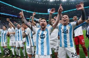 Michel Brown Instagram - Podemos empezar a soñar!!! 

Messi no es un buen jugador de fútbol. No le importa el fútbol. Messi está enfermo.

Voy a empezar de nuevo…

Yo tenía un perro en la infancia que se llamaba Totín y no lo conmovía nada. No era un perro inteligente. Entraban los ladrones a casa y él los miraba llevarse el televisor.

Sin embargo, cuando alguien agarraba una esponja —la esponja patito amarilla de lavar los platos— Totín enloquecía. Quería esa esponja más que nada en el mundo, moría por llevarse esa esponja a la cucha. No podía dejar de mirarla.

No importaba a qué velocidad moviera yo la esponja: el cogote de Totín se trasladaba idéntico por el aire. Sus ojos se volvían japoneses, atentos, intelectuales. Igual que los ojos de Messi cuando agarra la pelota. Messi se convierte en la mirada escrutadora de Sherlock Holmes.

Descubrí hace poco que Messi es un perro o mejor, un hombre perro. Messi es el primer perro que juega al fútbol. No entiende las reglas del fútbol, por eso no se tira cuando lo traban, por eso no se queja. Los perros no fingen zancadillas cuando ven venir un Citroën, no se quejan con el árbitro cuando se les escapa un gato por la medianera, no buscan que le saquen doble amarilla al sodero.

En los inicios del fútbol los humanos también eran así. Iban detrás de la pelota y nada más: no existían las tarjetas de colores, ni la posición adelantada, ni la suspensión después de cinco amarillas, ni los goles de visitante valían doble. Antes se jugaba como juegan Messi y mi perro Totín. Después el fútbol se volvió muy raro.
#qatar#argentina #mundial#messi