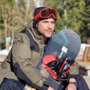 Michel Brown Instagram - Por una extraña razón,resulta que algunos meditamos en movimiento!!!
@margaritamparra 
🏂🏍️🏜️❄️