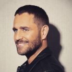 Michel Brown Instagram - Satisfecho,feliz y agradecido de seguir teniendo la oportunidad de hacer lo que más amo en esta vida……….. se termina un Ciclo y dentro de poco comienza otro bien bueno !!!!! 🙏🤲🍀🎭📖❤️‍🔥🎥🤩🕴