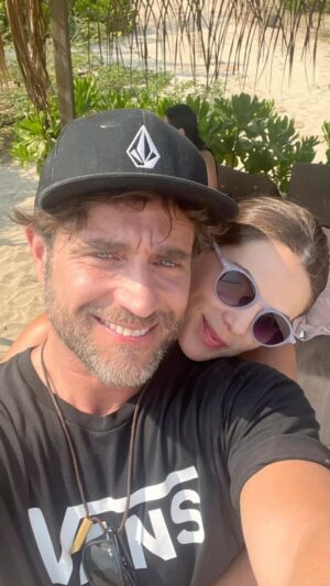 Michel Brown Instagram - #Publicidad Se acaba el mes de mayo y no me queda más que agradecer y celebrar todos estos momentos icónicos que viví junto a mi familia y amigos, que hoy comparto con ustedes. Quiero brindar junto con @johnniewalker.col y celebrar por estos grandes momentos que la vida nos regala🥃
#KeepWalking #MomentosBlack

El exceso de alcohol es perjudicial para la salud. Prohíbase el expendio de bebidas embriagantes a menores de edad. (Johnnie Walker) Vol. alc 40%
