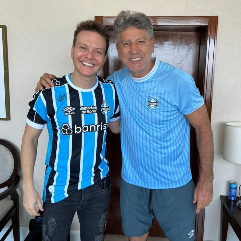 Michel Teló Instagram - Alô, @micheltelo Vou te esperar lá na Arena do Grêmio Pras partidas da Liberta Mas eu te peço só um pouquinho de paciência 2024 tá chegando, não se desespera. Psiu, beijo, me liga só quem tá garantido na #Libertadores2024! 😅🇪🇪