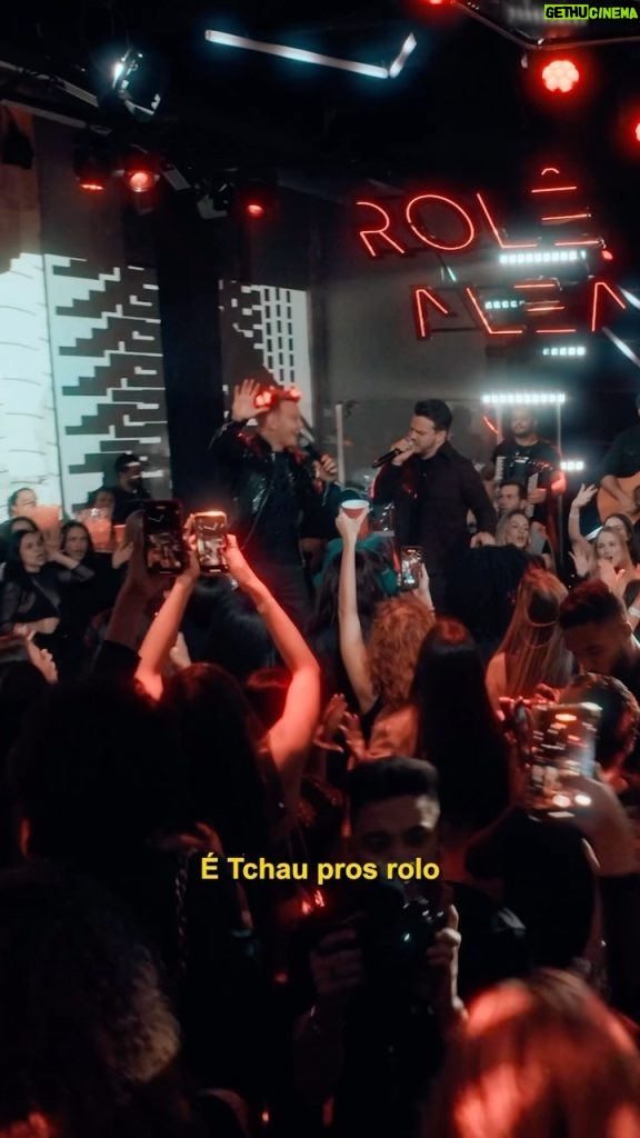 Michel Teló Instagram - Hoje é dia de dar Tchau pros rolos, tchau pros esquemas.. 👋🎶 Saiu o clipe da minha nova moda com meu parceiro @matheusfernandes_mf . Bom demais, turma! Assista, curte e compartilha. ❤️ #rolealeatorio #tchauprosesquemas #matheusfernandes