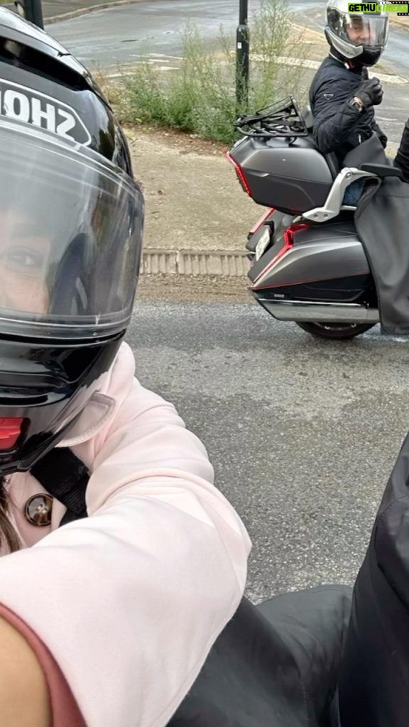 Michel Teló Instagram - Dessa vez não tinha patinete… Com o trânsito absurdo de Paris, nosso rolê foi de moto pra chegar no aeroporto! Loucura total… pensa na emoção.. os caras pilotam demais!!! Tudo depende do ponto de vista… hahaha Perrengue chique ou aventura?!