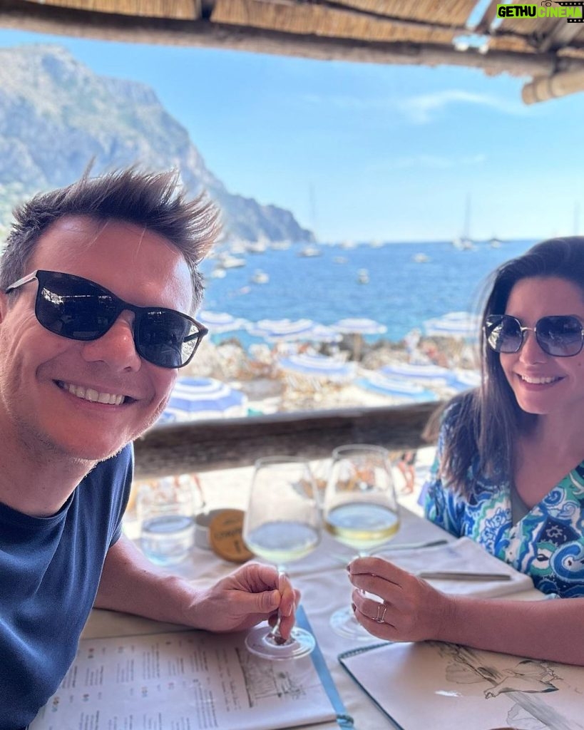 Michel Teló Instagram - Segundando com as fotos do domingão… que dia! 🩵 A ilha de Capri é o destino que todo casal merece conhecer, viu?! O sorriso fica largo e o coração quentinho de tanta coisa linda que têm pra ver e sentir! #Capri #ItaliaADois #TataEMichel
