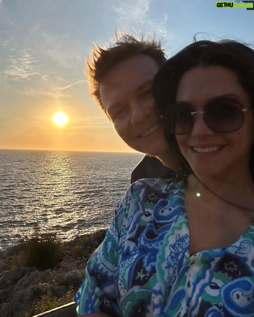 Michel Teló Instagram - Segundando com as fotos do domingão… que dia! 🩵 A ilha de Capri é o destino que todo casal merece conhecer, viu?! O sorriso fica largo e o coração quentinho de tanta coisa linda que têm pra ver e sentir! #Capri #ItaliaADois #TataEMichel