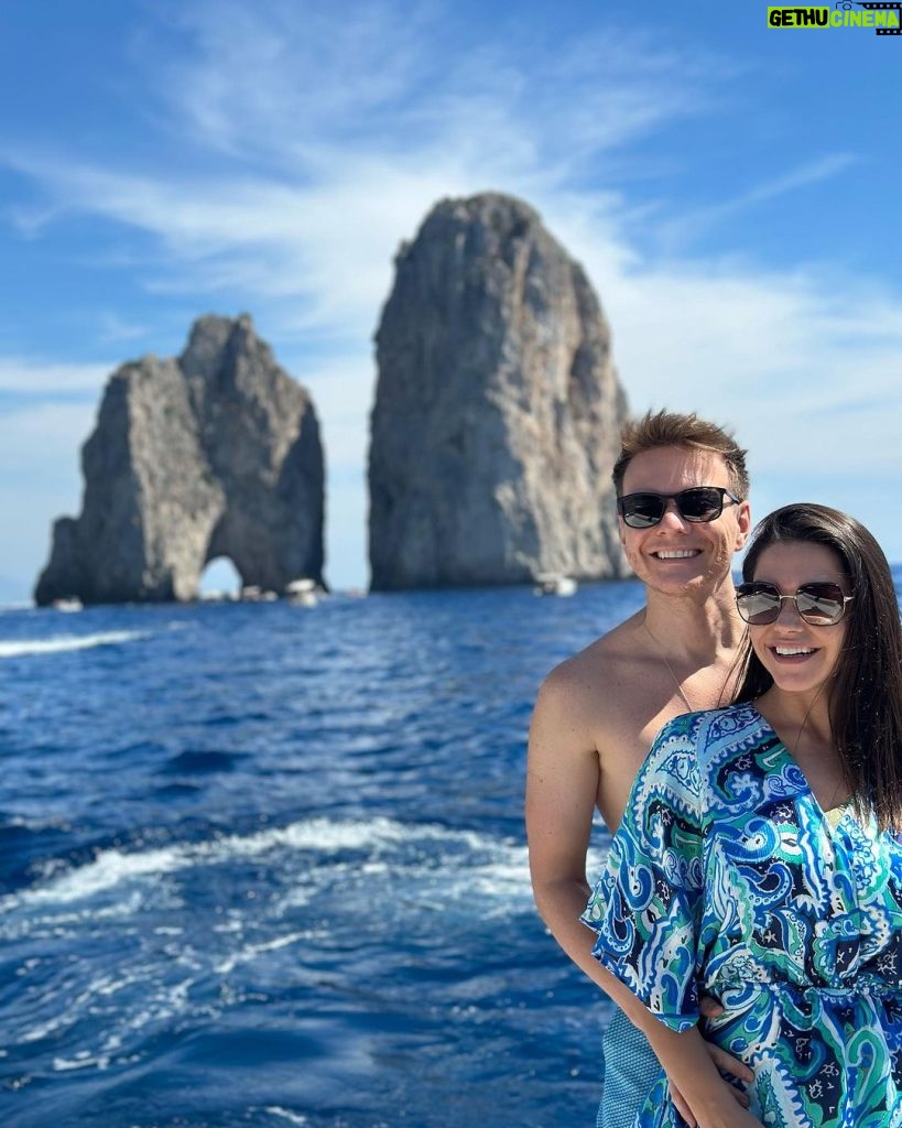 Michel Teló Instagram - Segundando com as fotos do domingão… que dia! 🩵 A ilha de Capri é o destino que todo casal merece conhecer, viu?! O sorriso fica largo e o coração quentinho de tanta coisa linda que têm pra ver e sentir! #Capri #ItaliaADois #TataEMichel