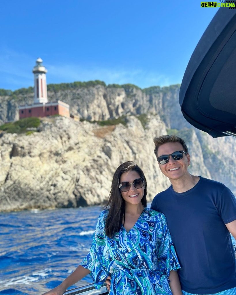 Michel Teló Instagram - Segundando com as fotos do domingão… que dia! 🩵 A ilha de Capri é o destino que todo casal merece conhecer, viu?! O sorriso fica largo e o coração quentinho de tanta coisa linda que têm pra ver e sentir! #Capri #ItaliaADois #TataEMichel