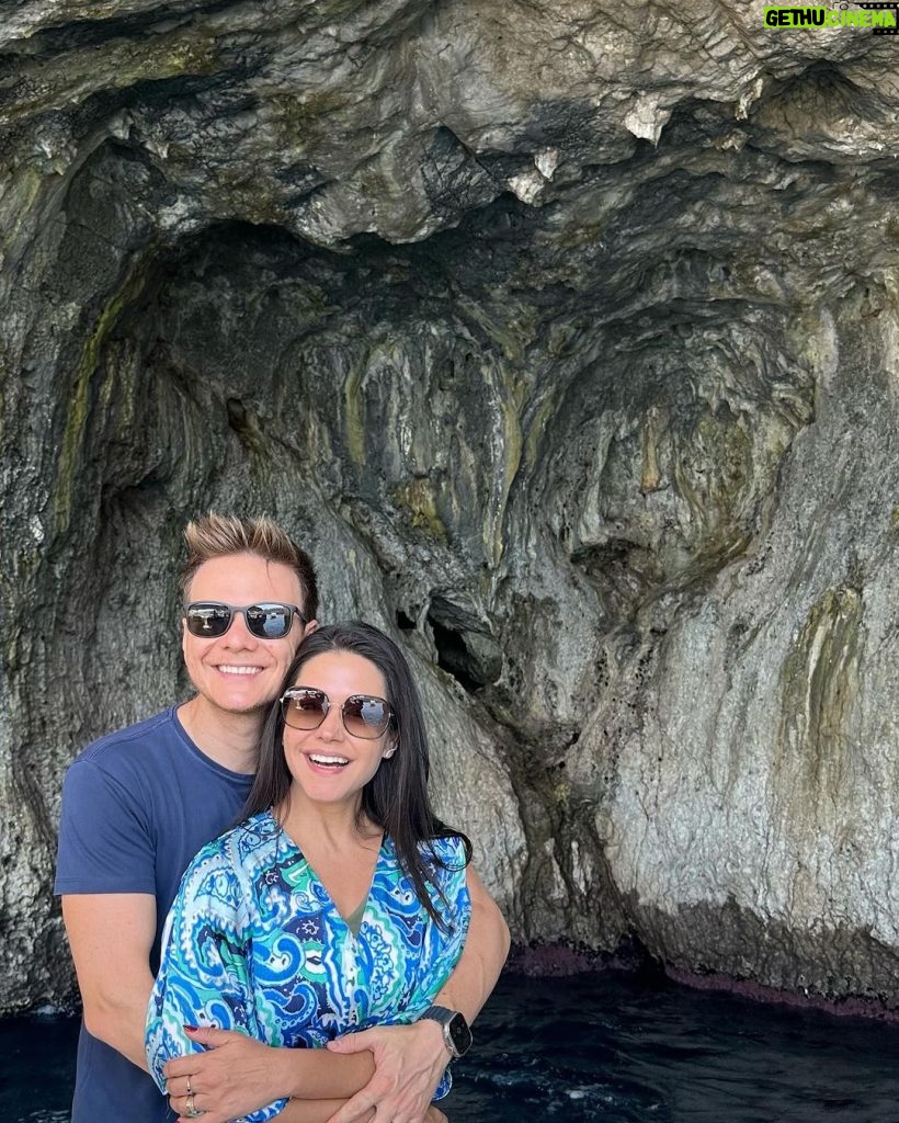 Michel Teló Instagram - Segundando com as fotos do domingão… que dia! 🩵 A ilha de Capri é o destino que todo casal merece conhecer, viu?! O sorriso fica largo e o coração quentinho de tanta coisa linda que têm pra ver e sentir! #Capri #ItaliaADois #TataEMichel