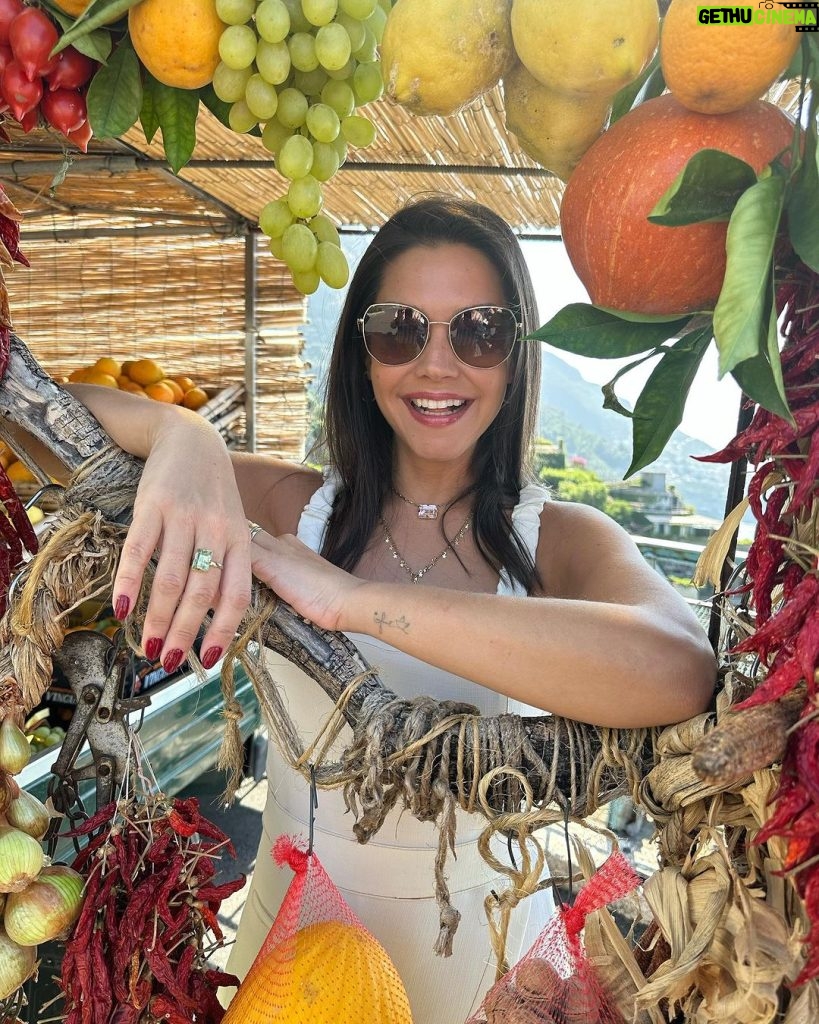 Michel Teló Instagram - Ah o verão italiano… 😍 Frutas, flores, a natureza e suas cores, como não amar?! Esse lugar exala amor e a gente tá assim: um casal apaixonado e até mais bronzeado… 😅❤️ #italia #tataemichel #italiaadois