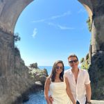 Michel Teló Instagram - Ah o verão italiano… 😍 Frutas, flores, a natureza e suas cores, como não amar?! Esse lugar exala amor e a gente tá assim: um casal apaixonado e até mais bronzeado… 😅❤️ #italia #tataemichel #italiaadois
