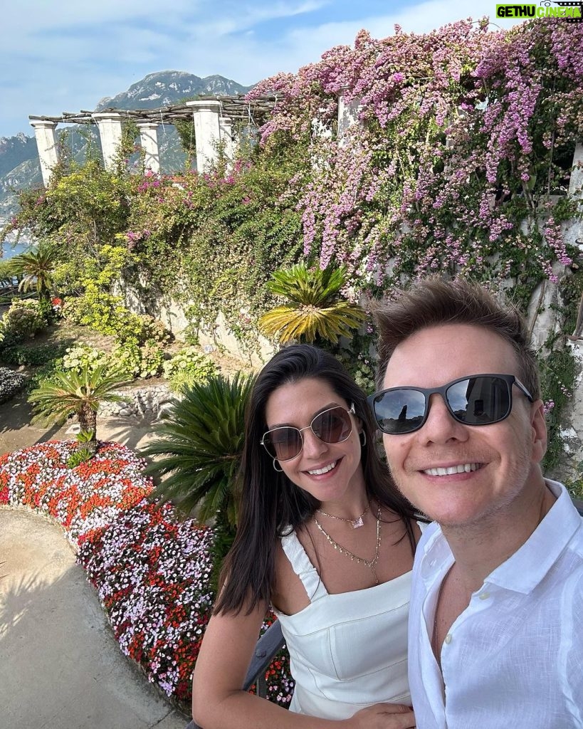 Michel Teló Instagram - Ah o verão italiano… 😍 Frutas, flores, a natureza e suas cores, como não amar?! Esse lugar exala amor e a gente tá assim: um casal apaixonado e até mais bronzeado… 😅❤️ #italia #tataemichel #italiaadois