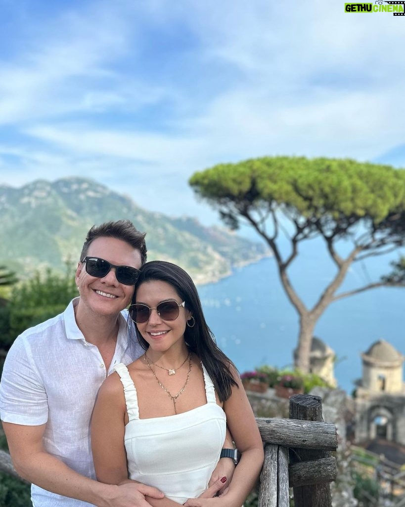 Michel Teló Instagram - Ah o verão italiano… 😍 Frutas, flores, a natureza e suas cores, como não amar?! Esse lugar exala amor e a gente tá assim: um casal apaixonado e até mais bronzeado… 😅❤️ #italia #tataemichel #italiaadois