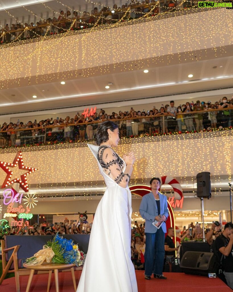 Michelle Dee Instagram - ‘Tis the season to be grateful! 🇵🇭✨ What a journey Miss Universe was! Your support was everything - it kept me going even from miles away. 🤍 #BAYANIHAN A massive thank you to @smsupermalls @themallofasiaofficial @stweets for hosting this unforgettable homecoming parade. It was a full circle moment from my first #HelloUniverse video all the way to the parade! Thank you for always having my back! To the Miss Universe Philippines Organization @themissuniverseph, your faith in me meant the world. I was so proud to carry our flag on the global stage but I wouldn’t have been able to do so without your trust. Thank you for everything. 🫶🏻 To @empiretv.ph, thank you for producing and coordinating the whole parade. To my incredible mentors, designers, and the whole #TeamMMD - your wisdom and training were my secret weapons. Thank you for sharing “the vision” with me and syempre for all of your creative expertises as well, I couldn’t have done it without all of you. 💯✨ Of course to my home network @sparklegmaartistcenter @gmanetwork, need I say more? Your love and support for my whole career is unmatched. Thank you. 🙏🏻 Seeing all your faces at the parade, feeling the love and energy - it was just magical. We did this together, FILIPINAS! Here’s to more milestones together. 🤍✨ #mmdverse Ps: there’s so many people I want to thank but a caption can never suffice! I have a mini documentary series coming soon on my YouTube channel so please don’t forget to subscribe! (Link in bio) #FILIPINAS #MMDHomecomingParade #michelledee #mmd #dee5tiny #wmmmo