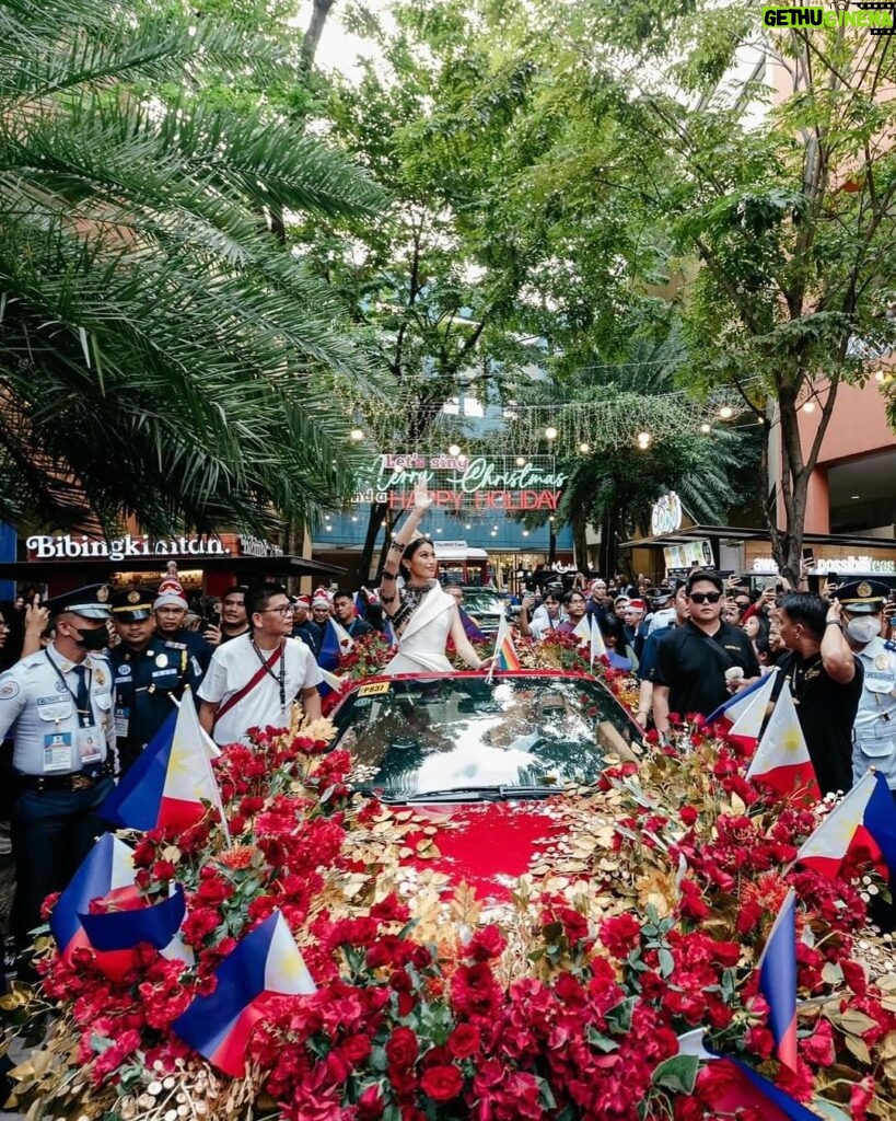 Michelle Dee Instagram - ‘Tis the season to be grateful! 🇵🇭✨ What a journey Miss Universe was! Your support was everything - it kept me going even from miles away. 🤍 #BAYANIHAN A massive thank you to @smsupermalls @themallofasiaofficial @stweets for hosting this unforgettable homecoming parade. It was a full circle moment from my first #HelloUniverse video all the way to the parade! Thank you for always having my back! To the Miss Universe Philippines Organization @themissuniverseph, your faith in me meant the world. I was so proud to carry our flag on the global stage but I wouldn’t have been able to do so without your trust. Thank you for everything. 🫶🏻 To @empiretv.ph, thank you for producing and coordinating the whole parade. To my incredible mentors, designers, and the whole #TeamMMD - your wisdom and training were my secret weapons. Thank you for sharing “the vision” with me and syempre for all of your creative expertises as well, I couldn’t have done it without all of you. 💯✨ Of course to my home network @sparklegmaartistcenter @gmanetwork, need I say more? Your love and support for my whole career is unmatched. Thank you. 🙏🏻 Seeing all your faces at the parade, feeling the love and energy - it was just magical. We did this together, FILIPINAS! Here’s to more milestones together. 🤍✨ #mmdverse Ps: there’s so many people I want to thank but a caption can never suffice! I have a mini documentary series coming soon on my YouTube channel so please don’t forget to subscribe! (Link in bio) #FILIPINAS #MMDHomecomingParade #michelledee #mmd #dee5tiny #wmmmo
