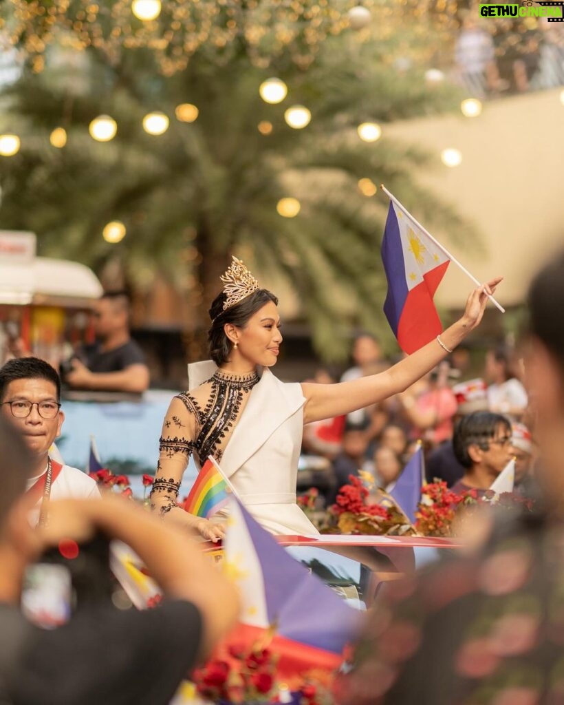 Michelle Dee Instagram - ‘Tis the season to be grateful! 🇵🇭✨ What a journey Miss Universe was! Your support was everything - it kept me going even from miles away. 🤍 #BAYANIHAN A massive thank you to @smsupermalls @themallofasiaofficial @stweets for hosting this unforgettable homecoming parade. It was a full circle moment from my first #HelloUniverse video all the way to the parade! Thank you for always having my back! To the Miss Universe Philippines Organization @themissuniverseph, your faith in me meant the world. I was so proud to carry our flag on the global stage but I wouldn’t have been able to do so without your trust. Thank you for everything. 🫶🏻 To @empiretv.ph, thank you for producing and coordinating the whole parade. To my incredible mentors, designers, and the whole #TeamMMD - your wisdom and training were my secret weapons. Thank you for sharing “the vision” with me and syempre for all of your creative expertises as well, I couldn’t have done it without all of you. 💯✨ Of course to my home network @sparklegmaartistcenter @gmanetwork, need I say more? Your love and support for my whole career is unmatched. Thank you. 🙏🏻 Seeing all your faces at the parade, feeling the love and energy - it was just magical. We did this together, FILIPINAS! Here’s to more milestones together. 🤍✨ #mmdverse Ps: there’s so many people I want to thank but a caption can never suffice! I have a mini documentary series coming soon on my YouTube channel so please don’t forget to subscribe! (Link in bio) #FILIPINAS #MMDHomecomingParade #michelledee #mmd #dee5tiny #wmmmo