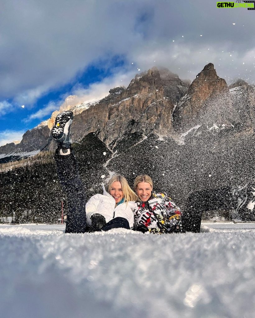 Michelle Hunziker Instagram - Cosa ci fanno una svizzera e una napoletana in Alta Badia?? Ma vi mandano tanti baci no? 💋❤️ 📷 @luca_duke