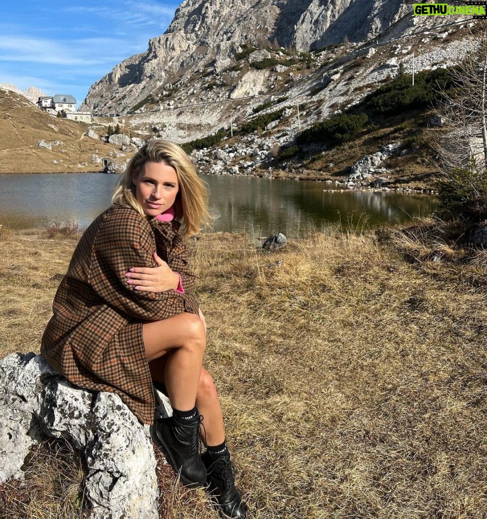 Michelle Hunziker Instagram - Un bacio dalla Svizzera alle Dolomiti!!! Vi voglio bene ❤️ #dolomiti