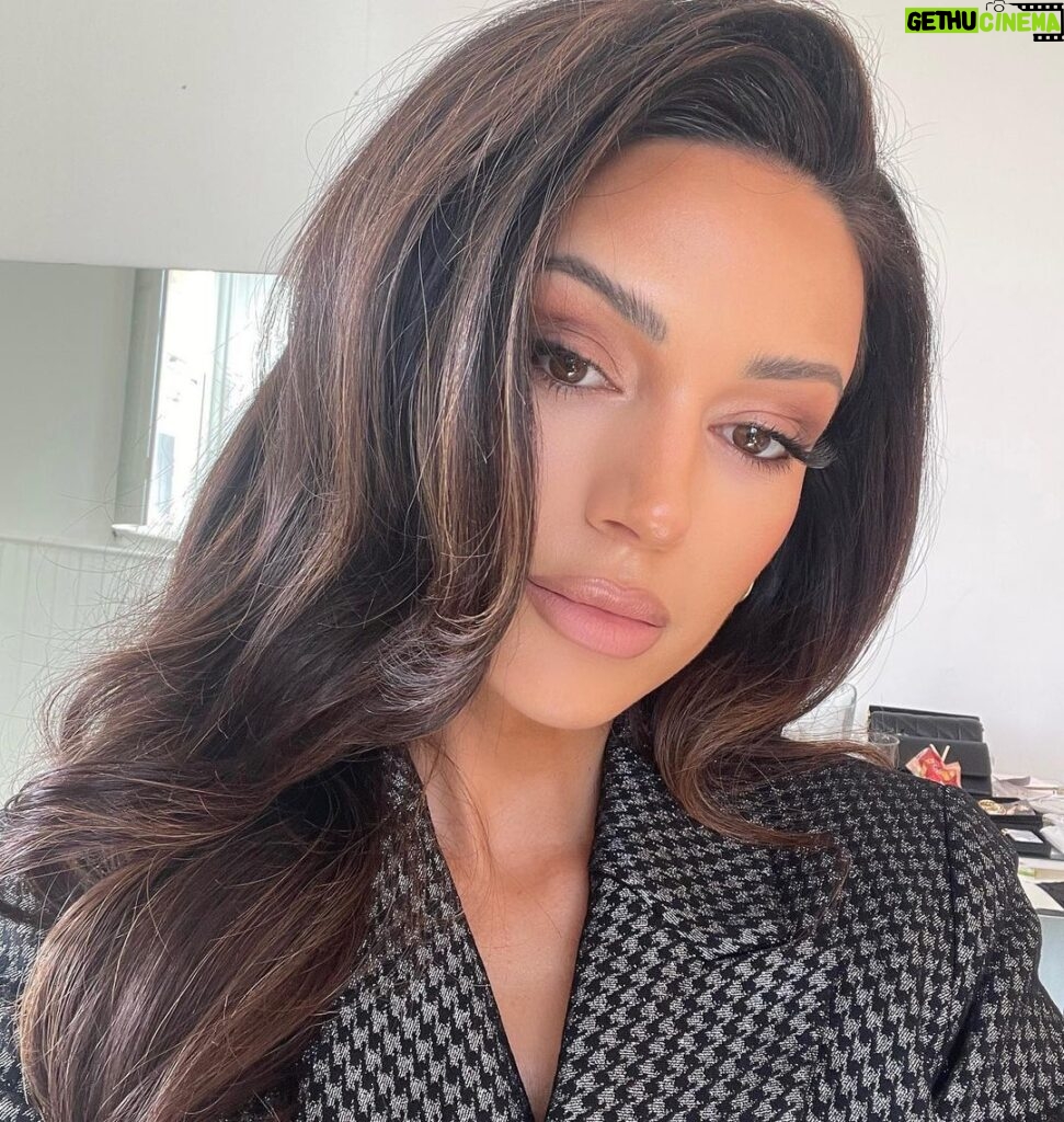 Michelle Keegan Instagram - A rare selfie moment 🤳🏽📸