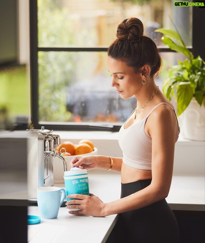 Michelle Keegan Instagram - Started my morning the right way with Vital Proteins🧘🏽‍♀️🫐🥣 @vitalproteins.uk #stayvital #ad