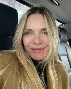 Michelle Pfeiffer Instagram - Happy Spring, everyone! 💛🌻🌻