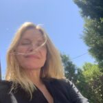 Michelle Pfeiffer Instagram - Sunshine in LA! FINALLY!! 🥳☀️Happy Sunday, everyone! 😎