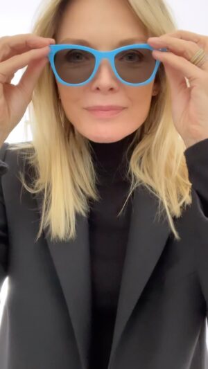 Michelle Pfeiffer Instagram - Black or Blue? Thanks @jimmyfallon for the Flippies by 🕶️ @warbyparker! All proceeds go to Pupils Project, a program that provides free vision screenings, eye exams, and glasses to school children around the country. 🖤💙
