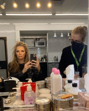 Michelle Pfeiffer Instagram - Some BTS from the making of @antmanofficial Quantumania.
“Finding” Janet van Dyne in the makeup trailer. 

Makeup: @valli.oreilly 
Hair: Carol Hemming
Wigs: @robpickens