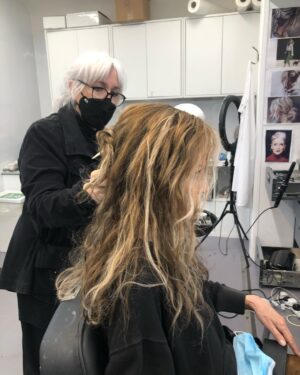 Michelle Pfeiffer Instagram - Some BTS from the making of @antmanofficial Quantumania.
“Finding” Janet van Dyne in the makeup trailer. 

Makeup: @valli.oreilly 
Hair: Carol Hemming
Wigs: @robpickens