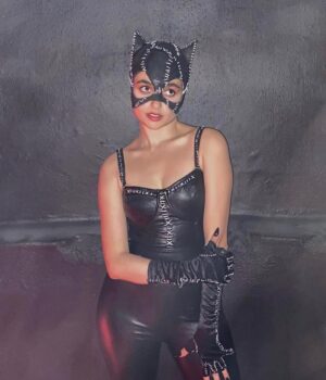 Michelle Pfeiffer Instagram - Looks like some 🐈‍⬛ is having a big year… you all look fantastic. Happy #Halloween, everyone ! 😻🎃