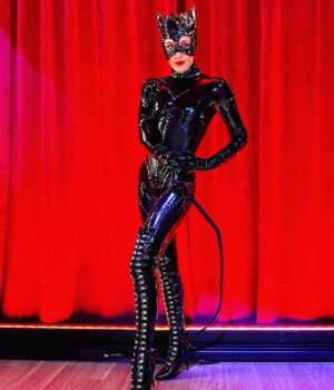 Michelle Pfeiffer Instagram - Looks like some 🐈‍⬛ is having a big year… you all look fantastic. Happy #Halloween, everyone ! 😻🎃