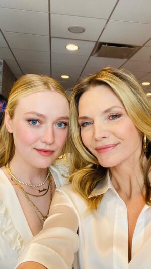Michelle Pfeiffer Instagram - It's always a good day when I get to spend it with @dakotafanning. Tune in to the @kellyclarksonshow today to see us talk all things @thefirstlady_sho. Thank you so much for having us @kellyclarkson and thank you as always to @brigittemakeup @richardmarin and @samanthamcmillen_stylist !