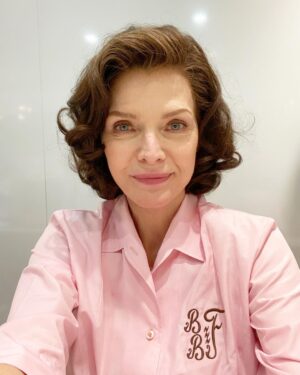 Michelle Pfeiffer Instagram - Finding Betty. Thank you @valli.oreilly for your glorious makeup (and 4:00 AM coffee & giggles 🤗). @jaimeleigh.hair for your calming presence and meticulous artistry, styling Betty’s most perfect wigs by @robpickens. I cannot emphasize enough how much I relied on you. On your stamina. Your research and masterful, watchful eyes. Knowing when to come in and make something perfect and when it’s best not to interrupt the flow. It’s a gift. You are my scaffolding and I am so grateful. 🙏🏼❤️ 
@thefirstlady_sho #thefirstlady