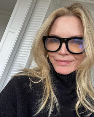 Michelle Pfeiffer Instagram - Heading to power lunch 💪 Happy Friday, everybody! ❤️