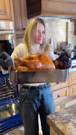 Michelle Pfeiffer Instagram - The grand reveal! 🦃 Happy Thanksgiving, everyone! I am so grateful for all of you hanging out with me here. I hope your day has been  spent like mine - filled with good food and lots of love. ❤️