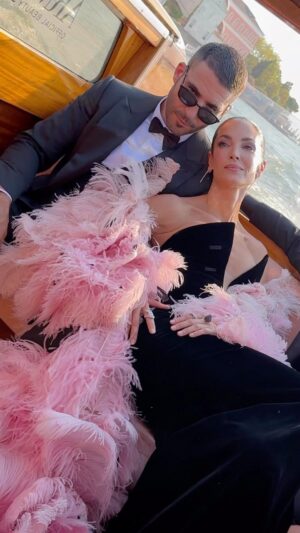 Miguel Ángel Silvestre Instagram - Llegando a Venecia de la mano de @armanibeauty 
#venezia80 #armanibeauty 💥❤️
@eusilva @jaimelorentelo 
🎥 @jmartinezsoria