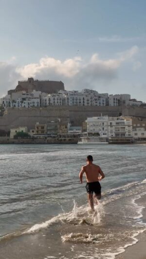 Miguel Ángel Silvestre Instagram - Quien se viene de vacaciones? 
Who is coming in for holidays? 
@turismodecastellon 
🪡 🧵 @giorgioarmani 

@peniscola 
#costadeazahar 
Dron: @migmarquina 
@laboratoriodeideas.es 
🎥 @whatyouknow @vanamics
#castillopeñiscola 
#turismorural 
#castellorutadesabor 
#gastronomi 
#provínciadecastelló #costaazahar