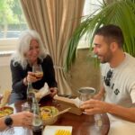 Miguel Ángel Silvestre Instagram - Domingos de picnic! Cuando tus compis te traen sorpresas inesperadas para disfrutar juntos... #recipeformagic @cocacola_esp @esegurah #publi