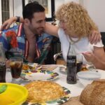 Miguel Ángel Silvestre Instagram - Hoy cocino yo ! M A M A 🌹 #RecipeForMagic @cocacola_esp #publi