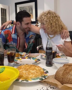 Miguel Ángel Silvestre Instagram - Hoy cocino yo !
M A M A 🌹
#RecipeForMagic 
@cocacola_esp
#publi