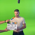 Miguel Ángel Silvestre Instagram - Lo tenía que hacer… #30monedas @hbo @hbomaxes @alexdelaiglesia @pokeepsie_films