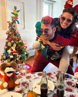 Miguel Ángel Silvestre Instagram - Esperando el 2023
Con mi hermana María! 
Una vida juntos xispi xispi! 
#lanavidadsiempreencuentralamanera 
@cocacola_esp 
#publi