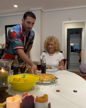 Miguel Ángel Silvestre Instagram - Hoy cocino yo !
M A M A 🌹
#RecipeForMagic 
@cocacola_esp
#publi