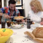 Miguel Ángel Silvestre Instagram - Hoy cocino yo ! M A M A 🌹 #RecipeForMagic @cocacola_esp #publi