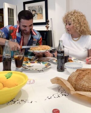 Miguel Ángel Silvestre Instagram - Hoy cocino yo !
M A M A 🌹
#RecipeForMagic 
@cocacola_esp
#publi