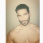 Miguel Ángel Silvestre Instagram - Con amor @esquirees @alcalde.jorge 📝 @goncorlor 👔 @jesuscicero 📸 @jesusisnard