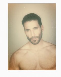 Miguel Ángel Silvestre Instagram - Con amor @esquirees @alcalde.jorge 📝 @goncorlor 👔 @jesuscicero 📸 @jesusisnard